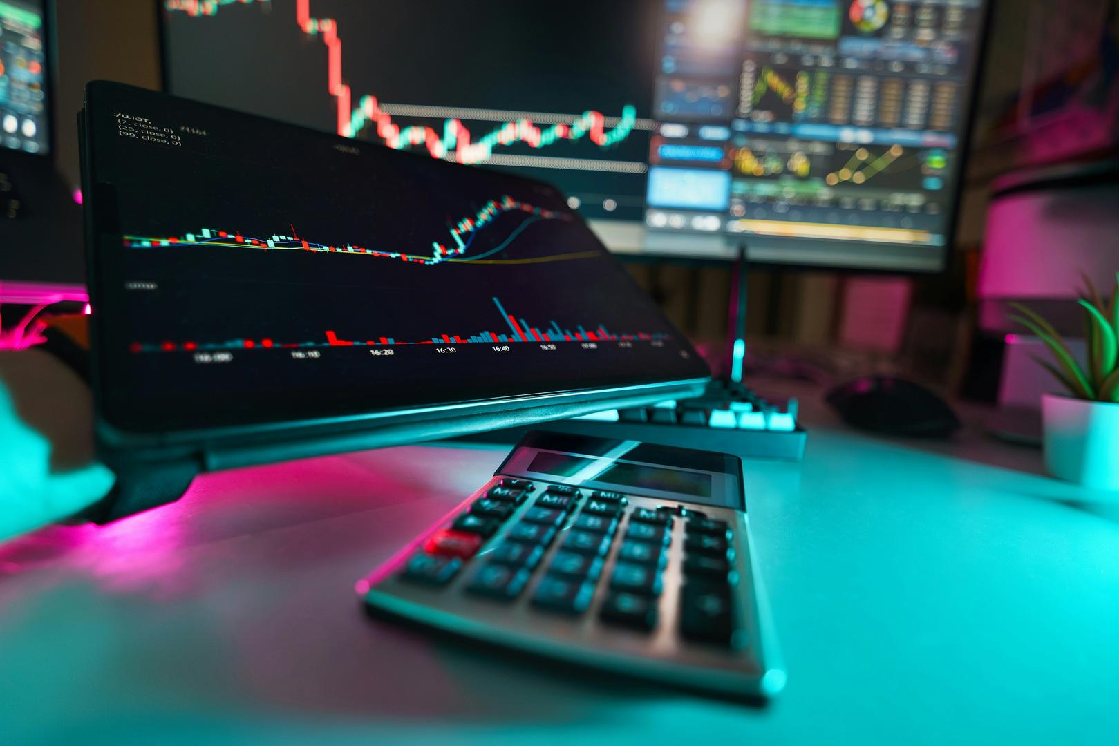 Bitcoin withstands $90 oil and rising yields while gold slides. A firm dollar is the catch